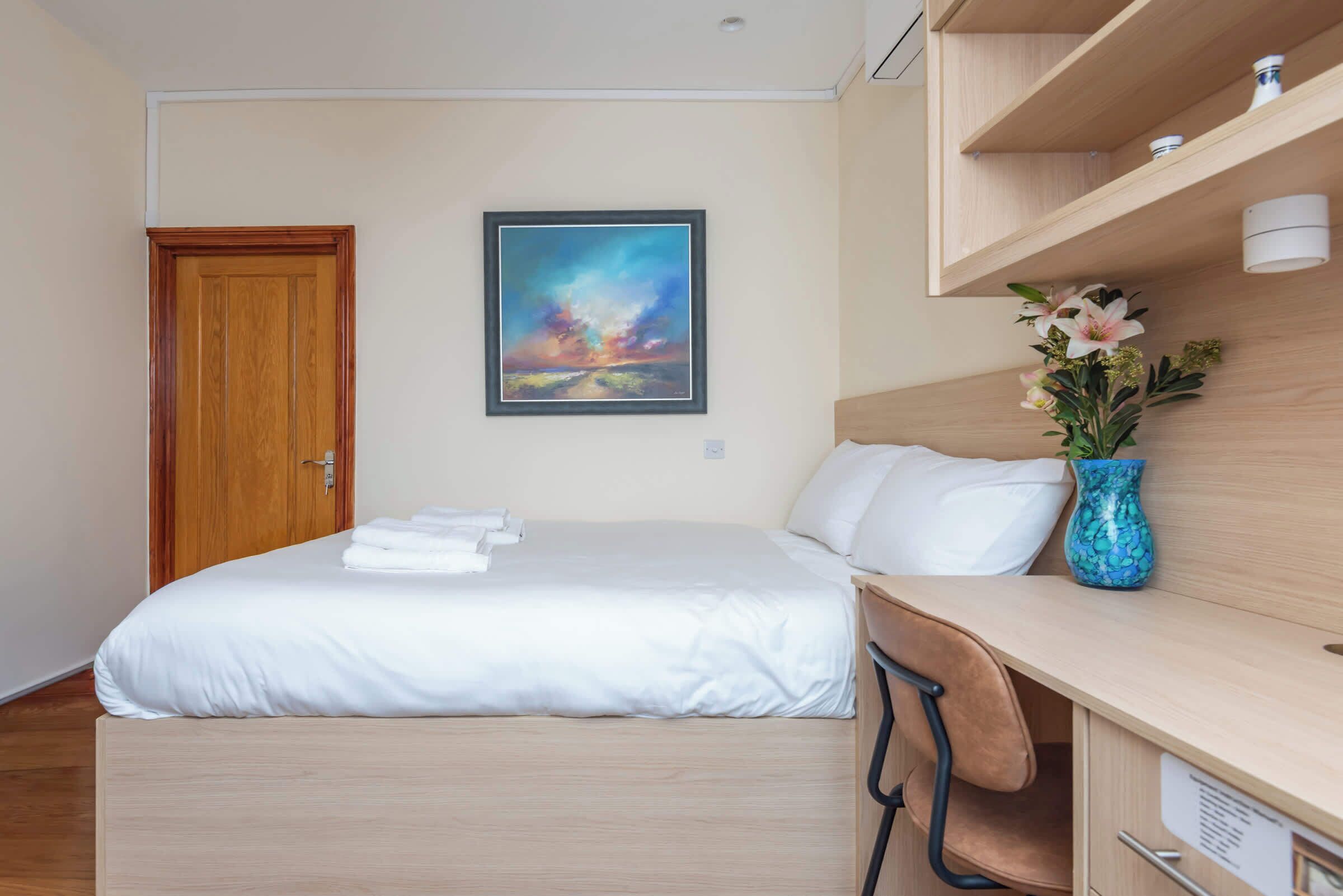 1 slaapkamer, een strijkplank/strijkijzer, internet, beddengoed