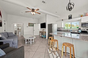 Televisión, libros y oficina 