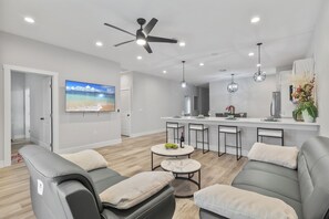 Smart-TV, peis og bøker