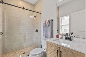 Douche, serviettes fournies, savon, shampoing