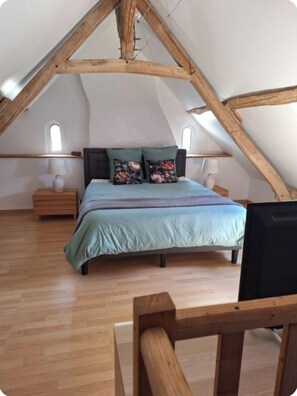 2 bedrooms, iron/ironing board, internet, bed sheets