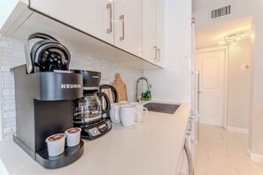 Kjøleskap, mikrobølgeovn, ovn og kokeplater