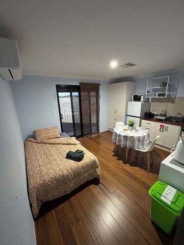 Within walking distance to shops, bus stop, station, restaurants and the beach.