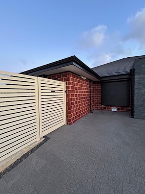 المنطقة المحيطة بالمنشأة