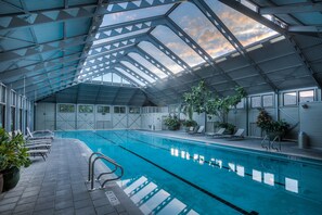 Innendørsbasseng og et oppvarmet basseng