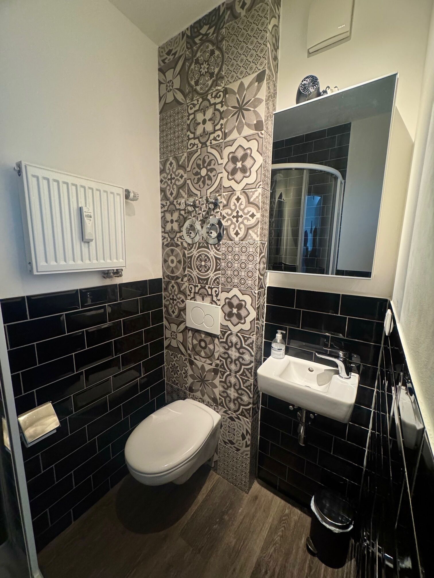 Haartrockner, Handtücher, Seife, Toilettenpapier