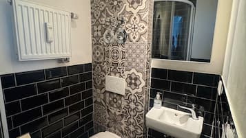 Haartrockner, Handtücher, Seife, Toilettenpapier