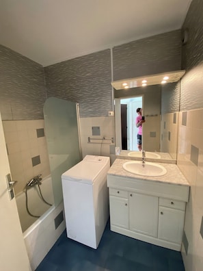 Haartrockner, HandtĂŒcher, Seife, Toilettenpapier