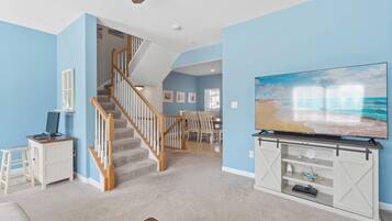 Casa de ciudad, varias camas, balcón, vista al jardín (Creekside Getaway) | Área de sala de estar