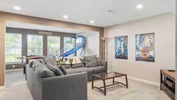 Casa de ciudad, varias camas, balcón, vista al jardín (Creekside Getaway) | Área de sala de estar