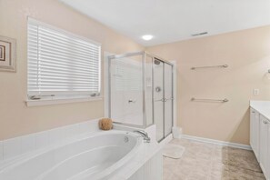 Stadtwohnung, Mehrere Betten, Balkon, Gartenblick (Creekside Getaway) | Badezimmer