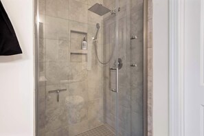 ทาวน์โฮม, หลายเตียง, ลานระเบียง (Tidal Bay 1) | ห้องน้ำ | ผ้าเช็ดตัว