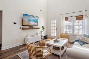 Casa de ciudad, varias camas, patio (Tidal Bay 1) | Área de sala de estar