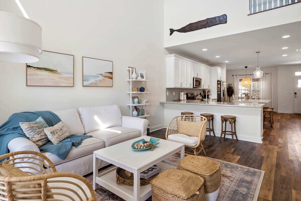 Casa de ciudad, varias camas, patio (Tidal Bay 1) | Área de sala de estar