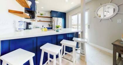 Cozy Waterfront With Deck