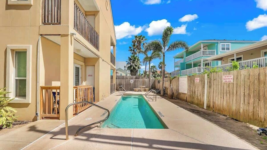 Lovely Beach and Pool Condo