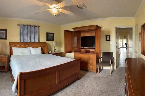 House | 3 bedrooms, desk, Internet