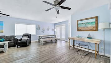 Apartemen | 2 kamar tidur, meja kerja, dan internet