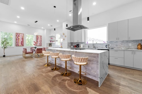 Perfect Houston Group Stay for 12 With 6 Beds 6 Baths