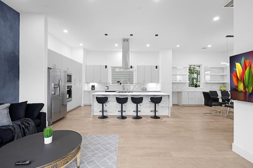 Perfect Houston Group Stay for 12 With 6 Beds 6 Baths