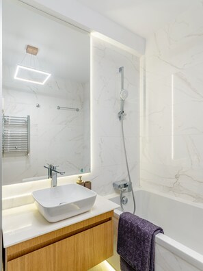 Secador de pelo, bidet, toallas, jabón