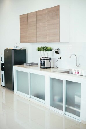 Villa familiar, vista al jardín | Cocina privada | Refrigerador, microondas, parrilla de estufa y lavavajillas