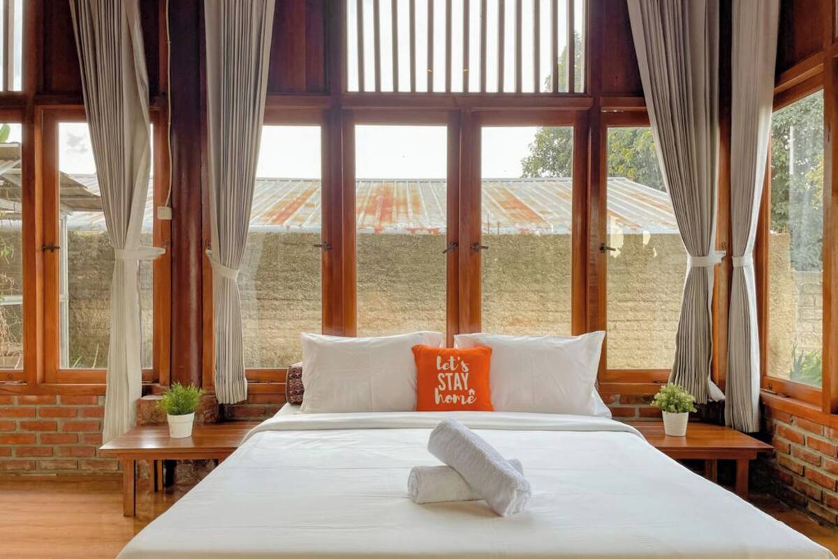 Estudio, vistas al jardín | Minibar (con algunos artículos gratuitos) y escritorio
