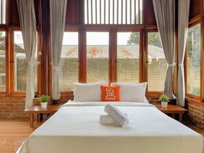 Estudio, vistas al jardín | Minibar (con algunos artículos gratuitos) y escritorio