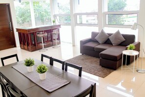 Family Villa, Garden View | In-room dining