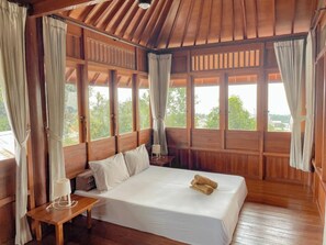 Estudio, vista al jardín | Artículos del minibar gratis y escritorio