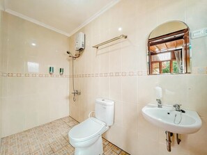 Estudio, vista al jardín | Baño