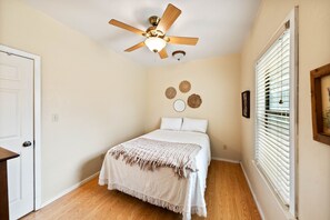 2 Schlafzimmer, Schreibtisch, Bügeleisen/Bügelbrett, kostenloses WLAN