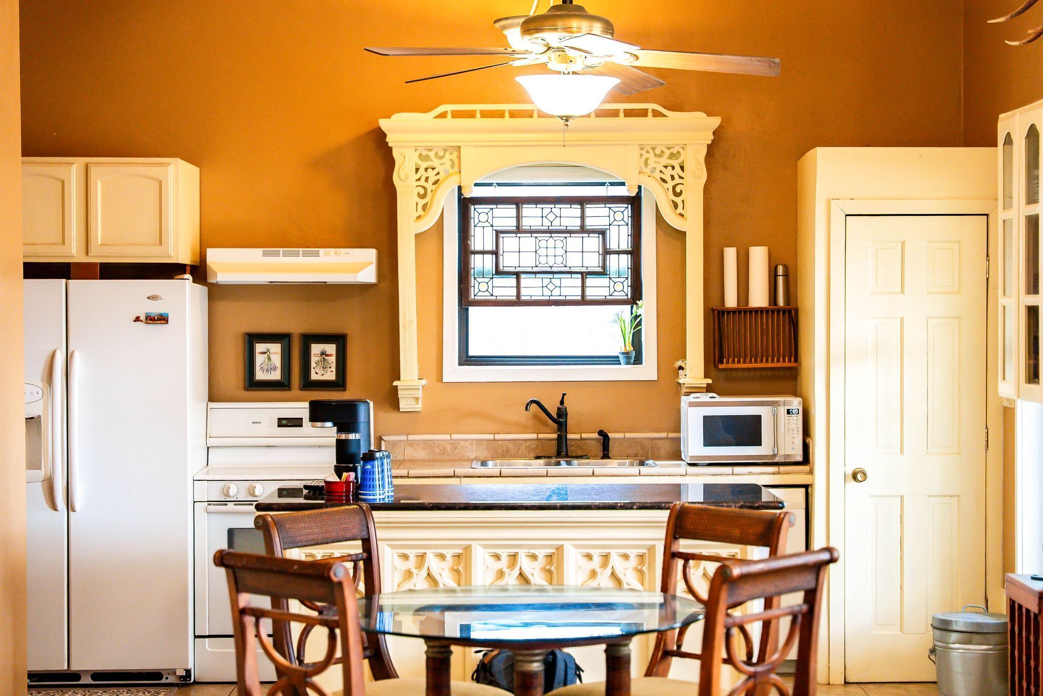 ثلاجة، ميكروويف، فرن، موقد طهي مسطح