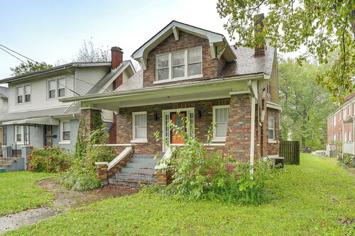 Stay Near the Derby & Downtown! Louisville Apt