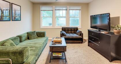 Stay Near the Derby & Downtown! Louisville Apt