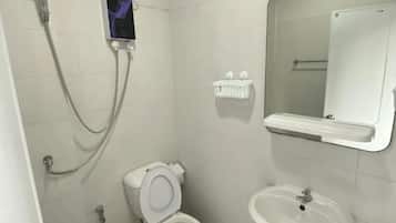 Apartment, 1 Bedroom, Smoking | Bathroom | Toilet paper