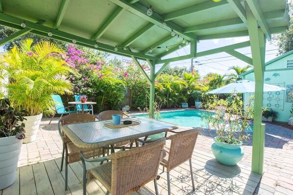 Outdoor dining - NEW:::Papa Joe's Beach Cottage Walk to the beach or downtown! (Lake Worth Beach)