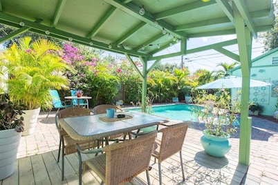 NEW:::Papa Joe's Beach Cottage Walk to the beach or downtown!