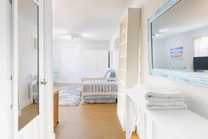 Tabla de planchar con plancha, internet y ropa de cama 