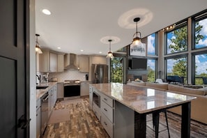 Kjøleskap, mikrobølgeovn, oppvaskmaskin og høy barnestol