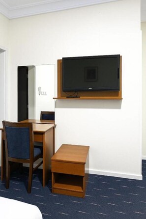 Desk, soundproofing, free WiFi - Jawaher Al Bait 2 Hotel Makkah by Moro (Makkah)