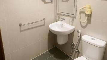 Dusche, kostenlose Toilettenartikel, Haartrockner, Handtücher