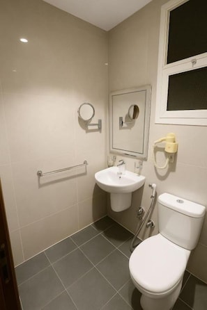 Douche, articles de toilette gratuits, sèche-cheveux