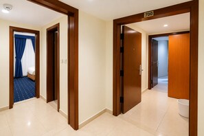 A hotel corridor with wooden doors, a visible room number 700, and a blue patterned carpet. - Jawaher Al Bait 2 Hotel Makkah by oteleia (Makkah)
