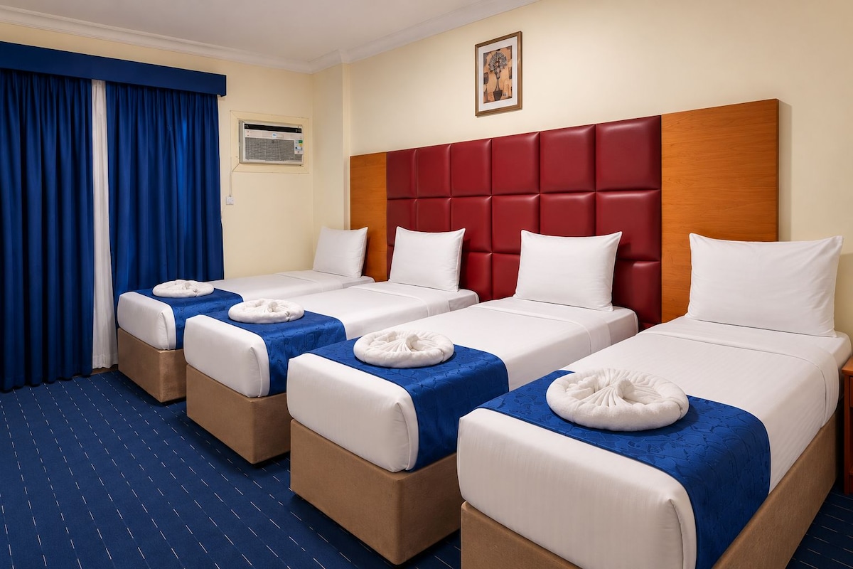 Deluxe Quadruple Room | Desk, soundproofing, free WiFi, bed sheets