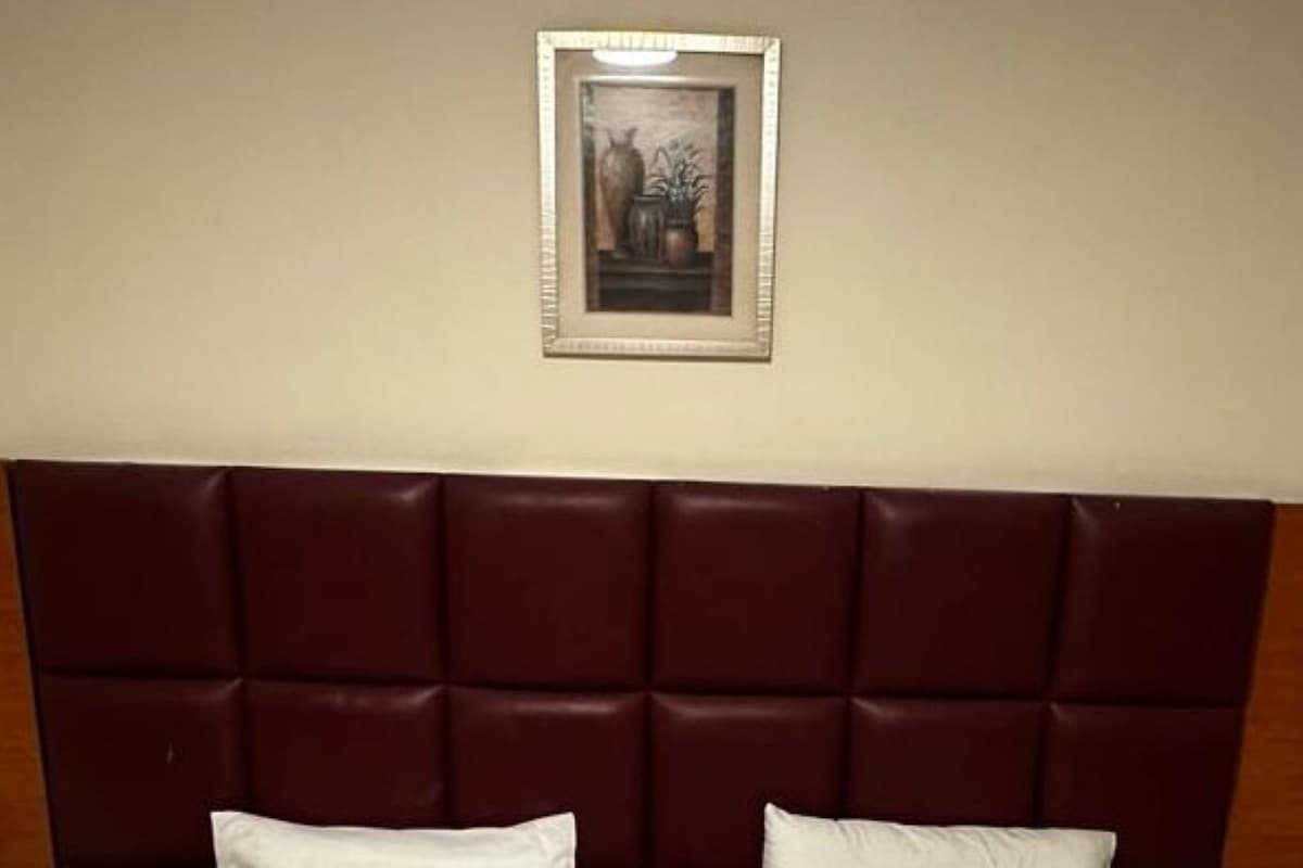 Desk, soundproofing, free WiFi, bed sheets