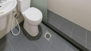 Ein Badezimmer mit Toilette, Waschbecken und Dusche.