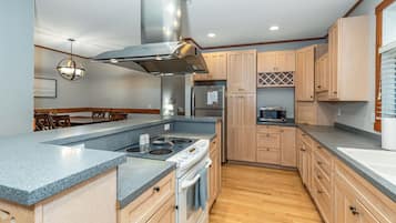 ثلاجة، ميكروويف، فرن، موقد طهي مسطح