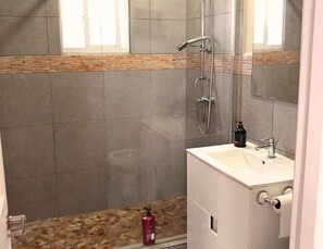 Hair dryer, towels, soap, toilet paper - 5BR Hilltop Villa! Pool & Ocean Views (Sint Maarten)