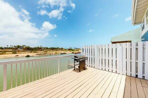 Terrace/patio - Modern Waterfront Escape with a Deck & BBQ Grill (Port Isabel)